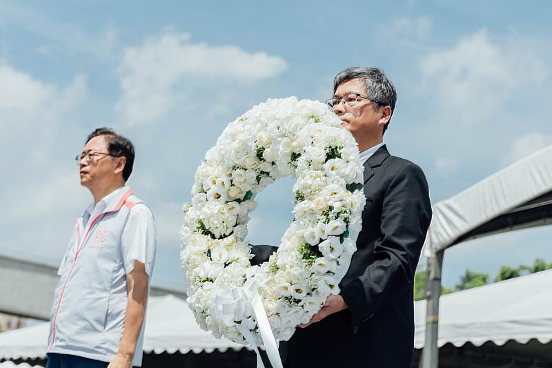 圖1 由客委會楊長鎮主委及桃園市市長張善政擔任主祭，為客家義民英靈獻上純白玫瑰，感念先烈的奉獻。