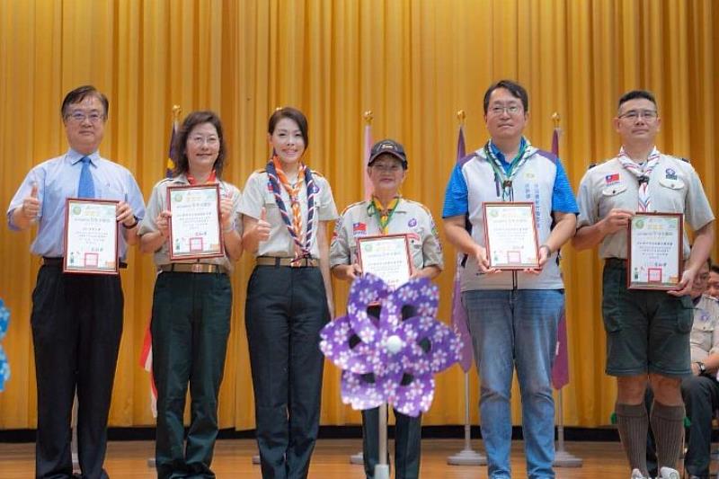 新竹市長高虹安（左3）頒發感謝狀給協辦此次童軍大露營活動的各單位。（新竹市政府提供）
