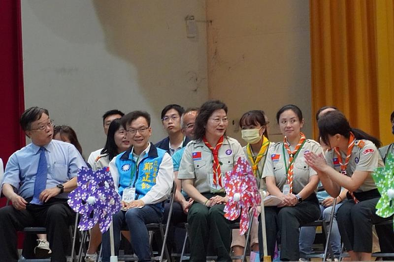 新竹市長高虹安（右）出席竹市童軍大露營特別感謝中華大學。
