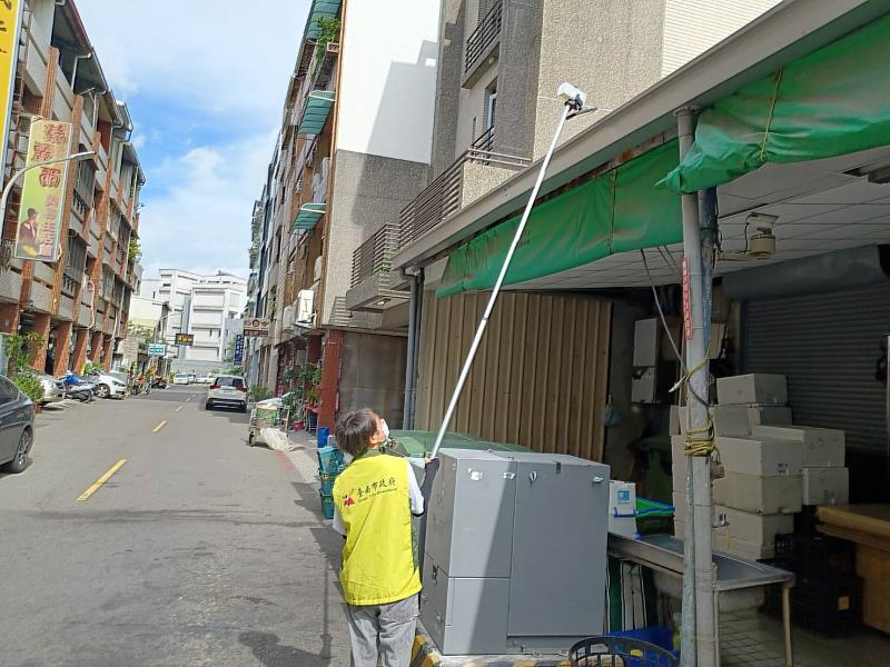 市場小兵建疫功曬衣桿+手機+保特瓶600元變身孑孓全都露，屋頂溝槽積水同步錄影亦可投藥。