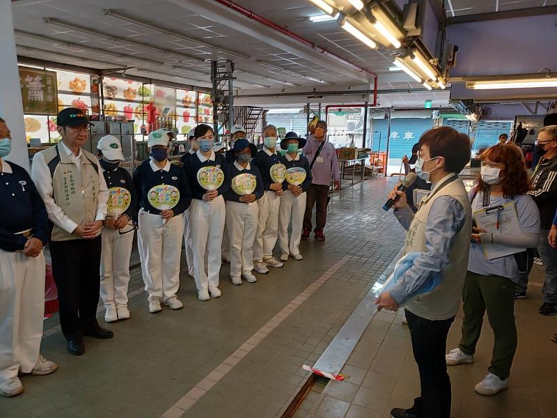 市場小兵建疫功曬衣桿+手機+保特瓶600元變身孑孓全都露，屋頂溝槽積水同步錄影亦可投藥。