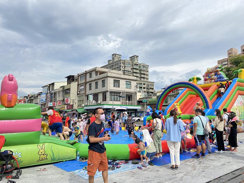 炎炎夏日下清涼消暑的氣墊城堡水樂園，受到小朋友熱烈的歡迎，歡迎大朋友帶小朋友一起來打水仗解暑。