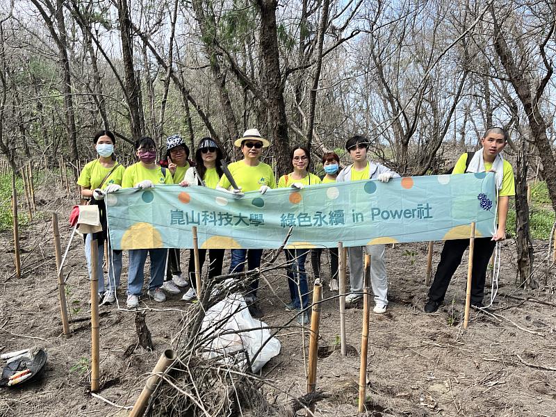 綠色永續in Power社團參與淨灘活動合照