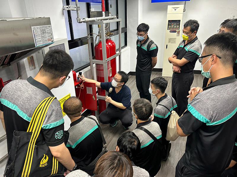 大葉大學消防安全學程周中祺(中)介紹滅火設備