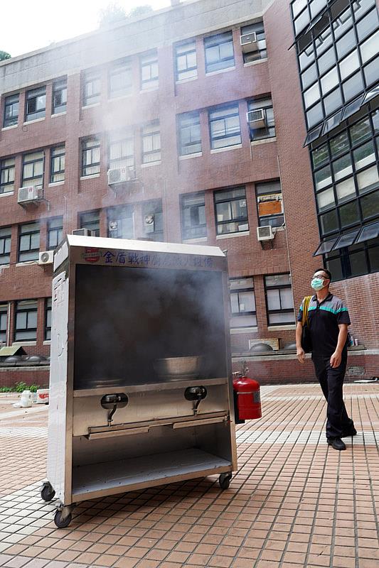 滅火藥劑馬上就將火熄滅