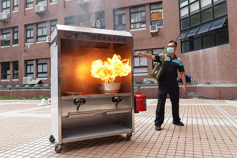 大葉大學邀請升揚消防介紹滅火設備，並讓學員實際演練