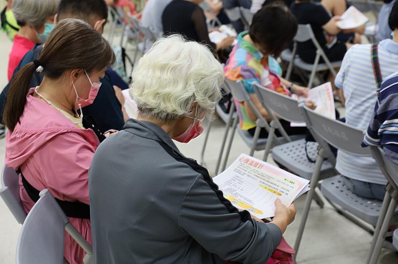 住戶瀏覽衛生局提供的初步評量表