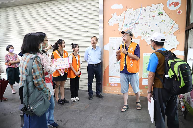 南華大學舉辦「跟著生命去旅行」活動，文史工作者萬國戲院負責人江明赫以幽默風趣的導覽技巧介紹大林。