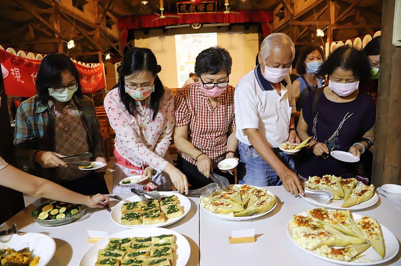 南華大學舉辦「跟著生命去旅行」活動，安排生機飲食餐廳選用在地食材，讓大家品嚐大林慢食的美味。