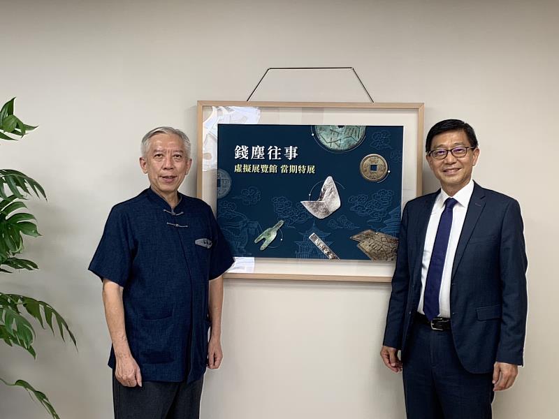 史博館長梁永斐（左）與中央銀行發行局長鄧延達合影