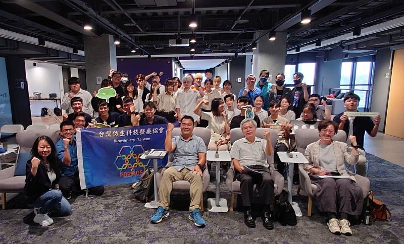 陳柏宇理事長(第一排右三)、評審團,以及2023台灣仿生設計競賽決賽團隊