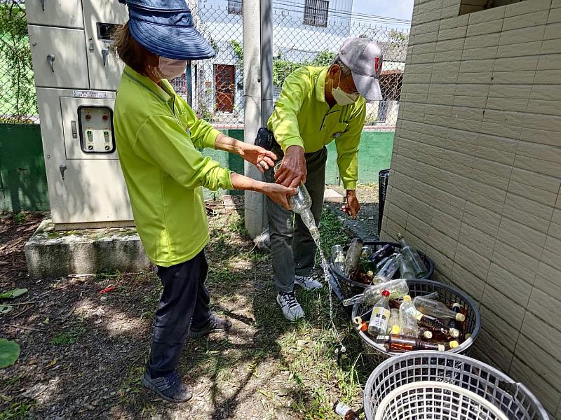 屏東縣環保志工伙伴執行登革熱防治巡、倒、清、刷四大行動