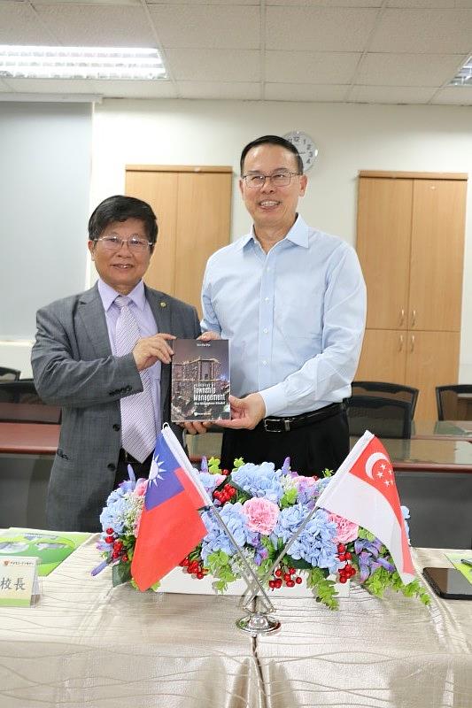 王陸海副校長致贈新加坡中醫管理委員會主席張俰儐博士紀念品