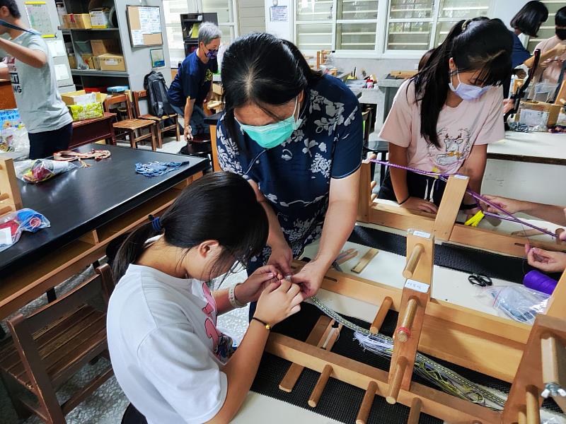 織帶老師教導學生如何收尾。