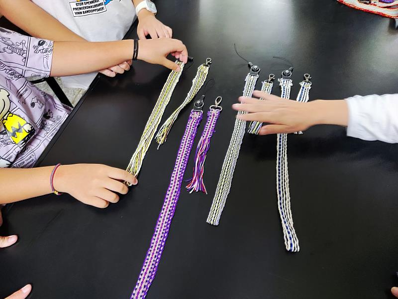 學生們製作的古風客家織帶各具特色。