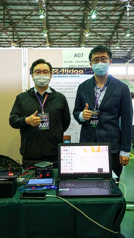 陳佳鴻(右)參與第2022萬潤創新創意競賽，與指導教師王平教授(左)合影