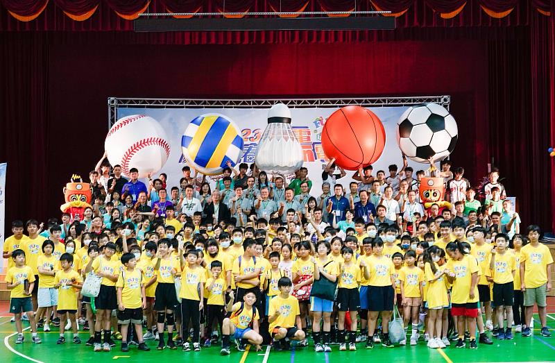 台電今舉辦「2023台電球類Fun電營」開幕典禮，現場由台電和五常國小校長莊訪祺及國內各球類協會貴賓，及現場近500位學童及家長共同為今年活動揭開序幕。