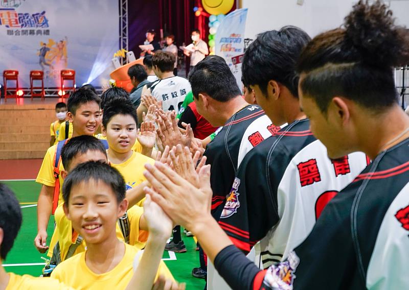 台電「球類Fun電營」睽違疫情3年停辦終於回歸，自2016年開辦至今累計超過1.2萬名學童參與，今起至8月26日於北中南各地開辦棒、足、排、羽、籃5大球類共12場次營隊，超過3千名學童搶報，還有台電明星球員親自指導。