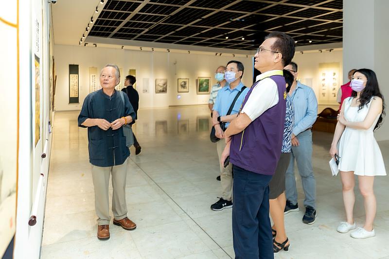 蔡友教授(左)為貴賓導覽展覽