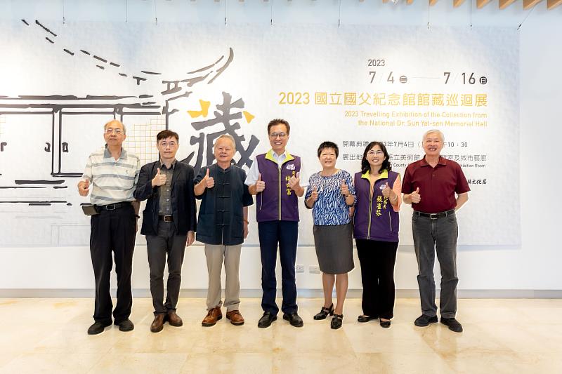 貴賓合影：左起彰化高中校友會楊賜來副總幹事、林俊臣副教授、蔡友教授、彰化縣林田富副縣長、國父紀念館楊同慧副館長、彰化縣文化局張雀芬局長、藝術家林煒鎮老師