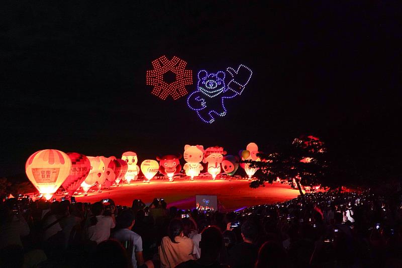2. 光雕音樂晚會中以無人機讓台灣精品標誌與福熊意象閃耀夜空。(貿協提供)