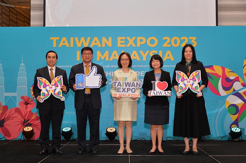 1. 貿協3日於吉隆坡辦理馬來西亞臺灣形象展推介禮及展前記者會，貴賓合影。(貿協提供)