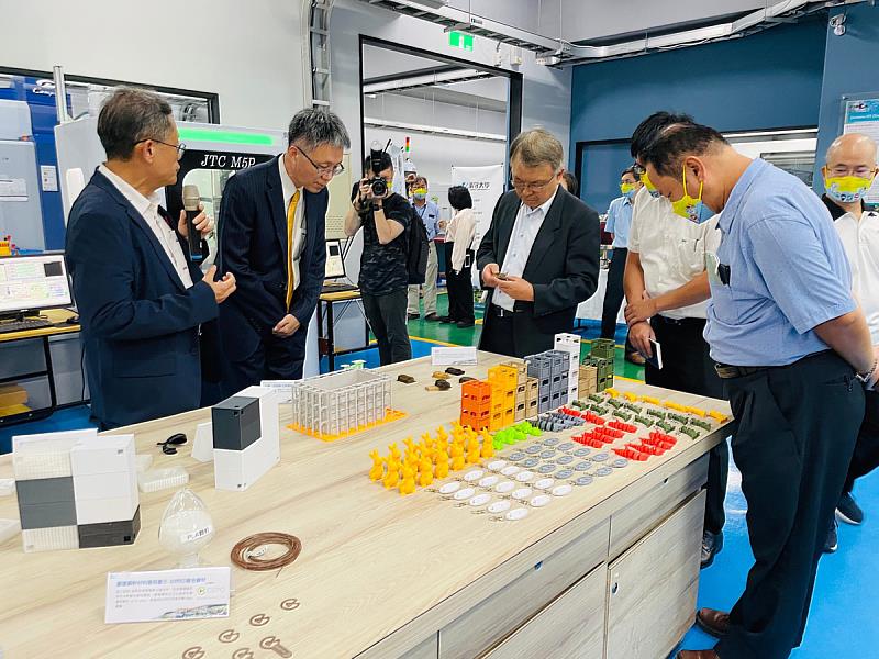 義守大學與上銀科技公司攜手交流，將業界的力量傳遞至校園，讓更多學子在校園裡累積多元的專業能力，點亮智慧製造領域的學習與研究(照片來源：義守大學提供)。