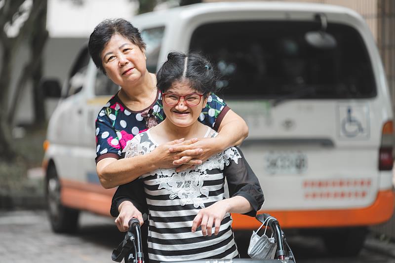 圖四 伊甸萬芳啟能服務中心的小君和媽媽感情非常好,但雙重老化照顧需求迫在眉睫。