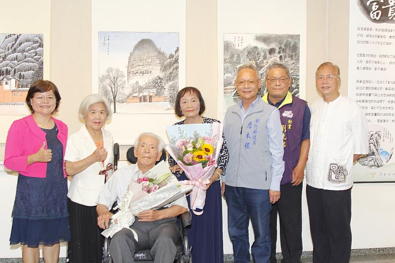 永靖媳婦黃富美老師(中)在成美藝廊辦理第一次個展(頂新和德文教基金會提供)