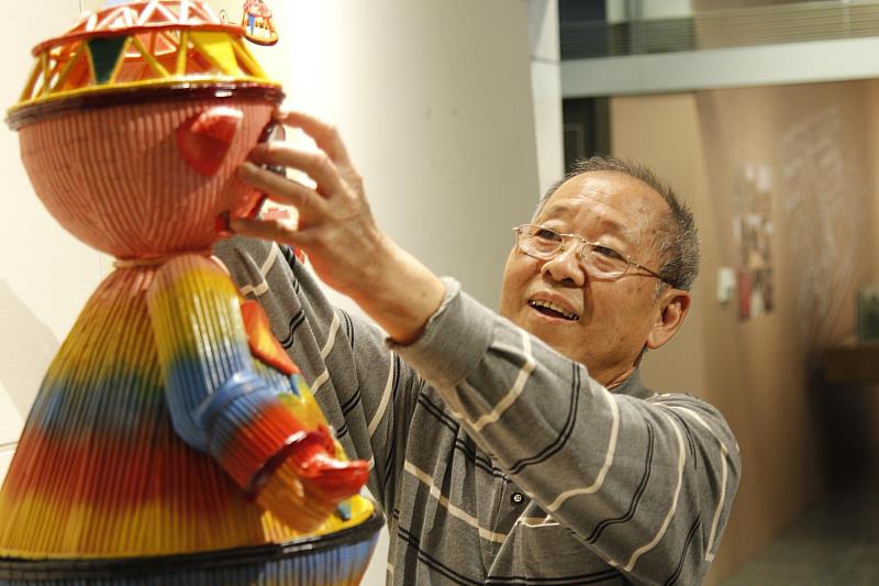 遠從台北到永靖開展的素人藝術家湯宗源運用特殊媒材進行藝術創作(頂新和德文教基金會提供)