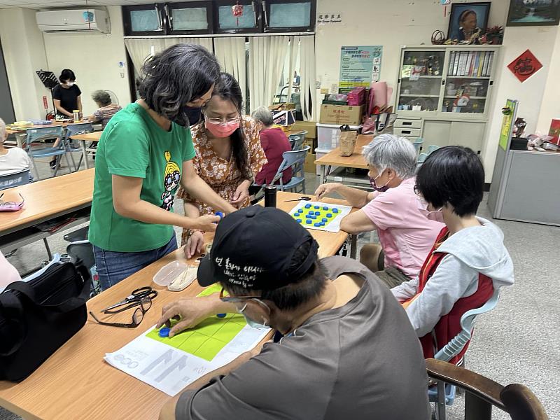 樂活學程進修部學生協助長者進行活動