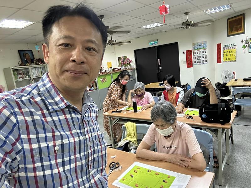 崑大樂活學程甘士照老師與學生協助長輩進行活動之情形