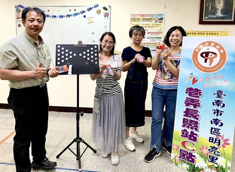 崑大樂活學程甘士照老師(左1)與擔任志工的學生合影