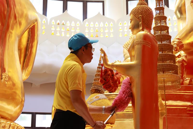 泰國貿易經濟辦事處代表曾德榮，依照泰國習俗淨佛做志工，祝賀泰王壽誕。（圖由靈鷲山佛教教團提供