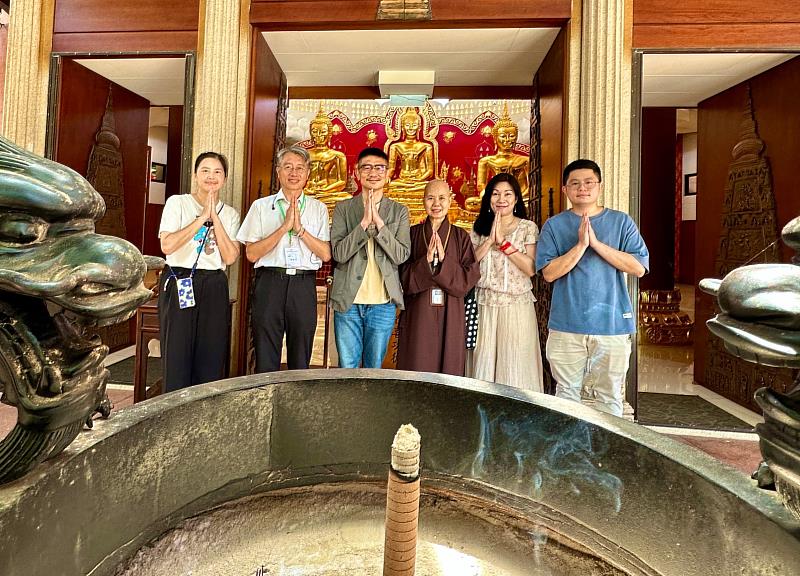 新北市農業局局長李玟（左三）至聖山寺祈福。（圖由靈鷲山佛教教團提供）