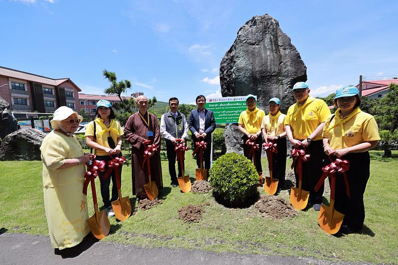 泰國貿易經濟辦事處在聖山寺舉辦第十世泰王華誕祈福暨植樹慶生活動。（圖由靈鷲山佛教教團提供）