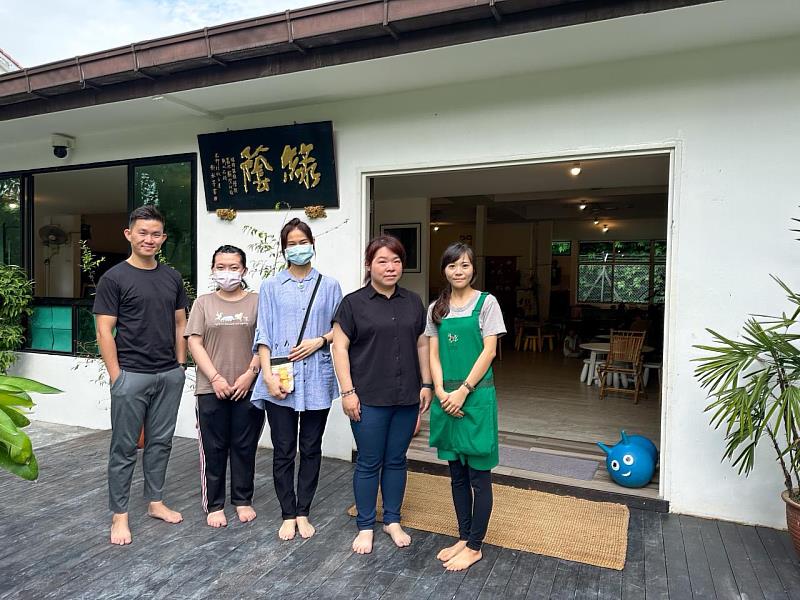 新加坡綠蔭蒙特梭利幼兒園鄭宇生園長(左)、崑大校友黃思嘉(右)與崑大幼保系實習生在綠蔭幼兒園合影