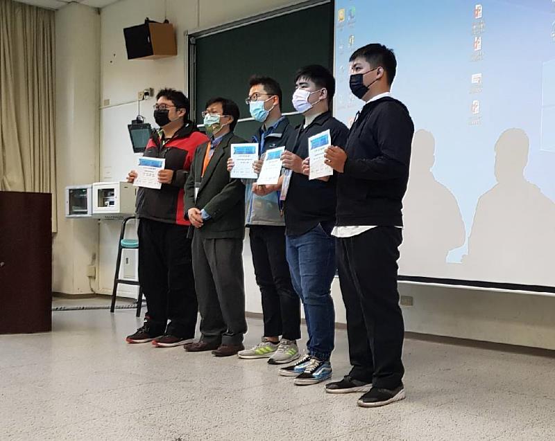 許永駿(右1)同學參與Tanet 2021台灣網際網路研討會