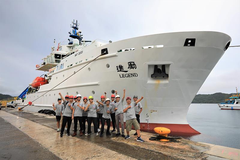勵進研究船停靠帛琉科羅港，研究團隊正式踏上帛琉陸地。(吳維常 攝)