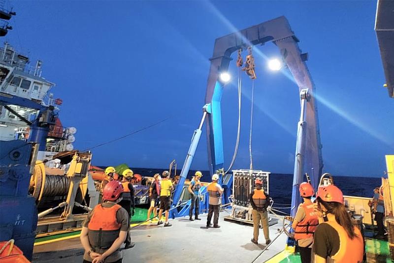 LGD 2308 航次渦旋第一站水文觀測，鹽溫深儀及探水瓶準備由右舷側下放。(詹森 攝)