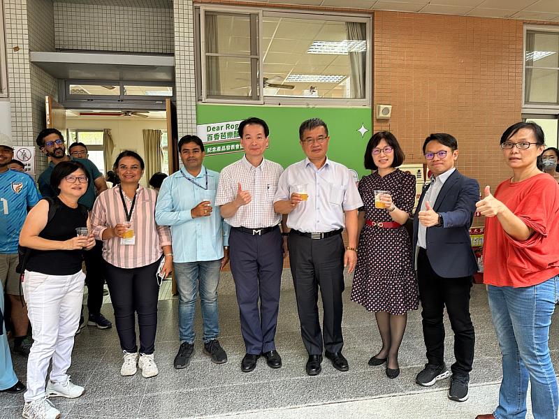 「自由人釀造」釀酒師黃俊能與國立高雄科技大學水產食品科學系已故教授吳建輝最後一次合作的風味酸啤酒日前正式推出，為紀念今年3月辭世的吳建輝教授，黃俊能特地以其英文名字Roger，將這一款啤酒命名為「Dear Roger」，結合百香果與芭樂創造出新的飲用風味。長期投入發酵、酵母菌培養與分篩的吳建輝教授，另在2021年與自由人釀造合作推出荔枝風味酸啤酒「Chill 53」，在2022 WBA世界啤酒大賽榮獲最佳增味酸啤酒殊榮。