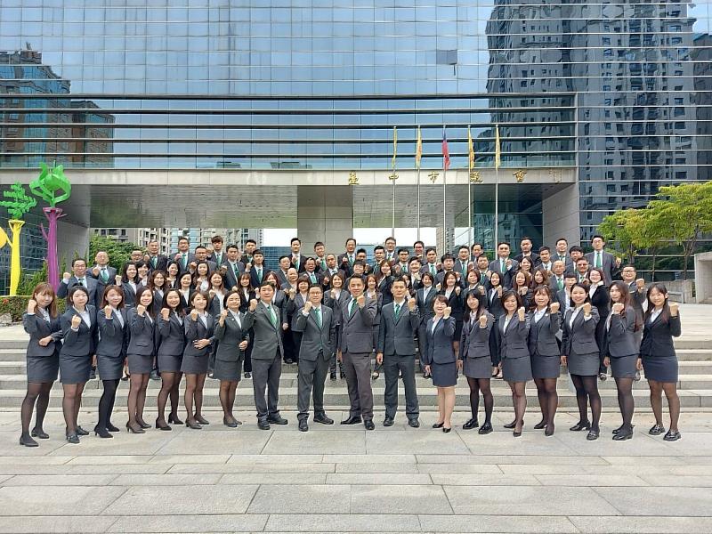 有巢氏房屋台中秀泰圓滿加盟店去年業績突破9千萬，吳朝將認為加盟總部充足的資源，是店東最強的後盾。圖片來源：永慶房產集團