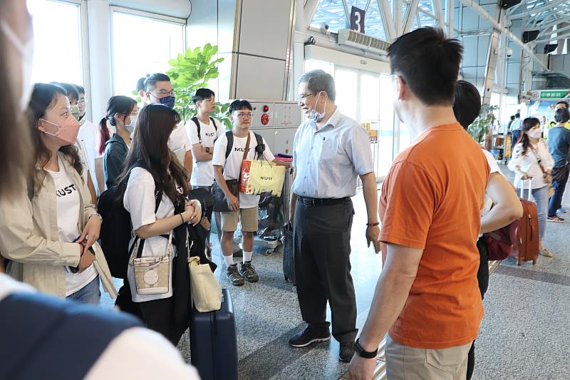 疫情解封出國人數暴增，今(5日)清晨小港機場人聲鼎沸，高科大學海展翅計畫第二梯次學生今天出發前往馬尼拉雅典耀大學，不少學生甚至是第一次出國，不只學生興奮，甚至有高雄在地家長特地到場送機。校長楊慶煜也特別到機場勉勵同學利用這一個月的營隊時間，好好加強英文。