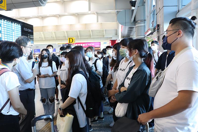 疫情解封出國人數暴增，今(5日)清晨小港機場人聲鼎沸，高科大學海展翅計畫第二梯次學生今天出發前往馬尼拉雅典耀大學，不少學生甚至是第一次出國，不只學生興奮，甚至有高雄在地家長特地到場送機。校長楊慶煜也特別到機場勉勵同學利用這一個月的營隊時間，好好加強英文。