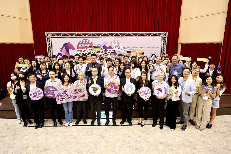 所有貴賓和參賽者共同合影，紀錄此歷史性一刻。