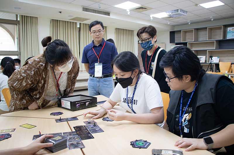 世新大學中國文學系高中職文學研習營玩桌遊激發學員創作基因。（世新大學提供）