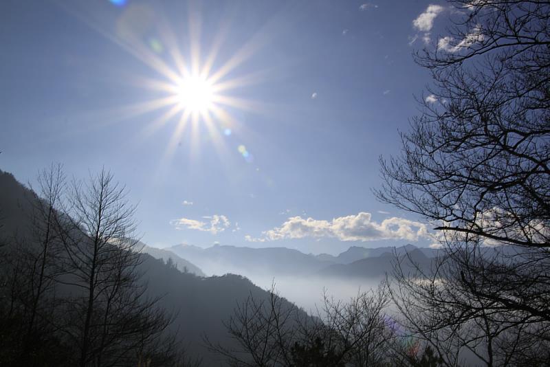 五峰鄉以及觀霧地區的迷人山景，吸引不少嚮往森呼吸的遊客前往。