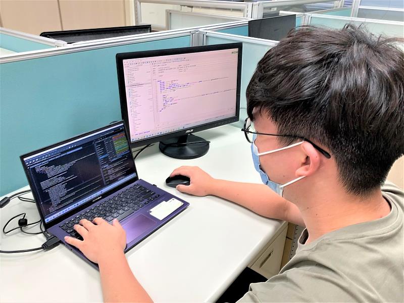 小逸擔任「資訊工程師」，負責網頁建置程式撰寫