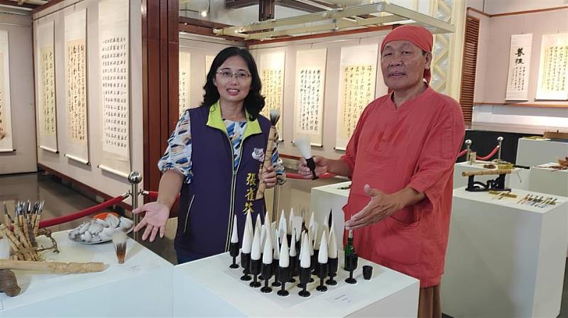 局長張雀芬與展出者陳景聰老師合影