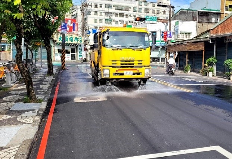 高溫道路灑水降溫工作